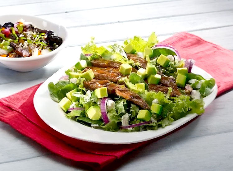 Ensalada de Carne de Res con Albaca y Aguacate