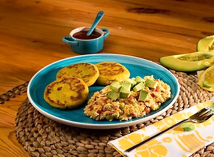 Arepa con Aguacate y Huevos Revueltos Colombianos