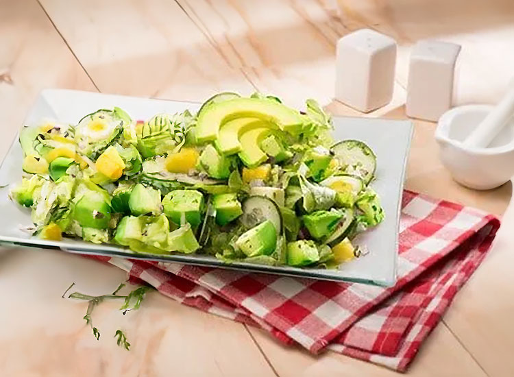 Ensalada de Aguacate, Piña y Pepino con Aderezo de Cilantro