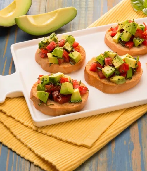 Bruschetta de Aguacate y Tomate