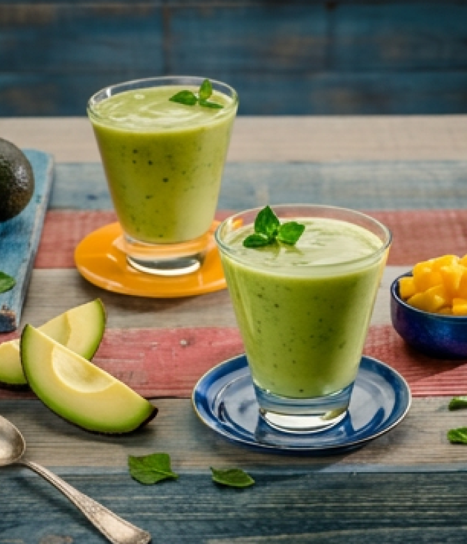 Licuado Verde con Aguacate y Mantequilla de Almendras
