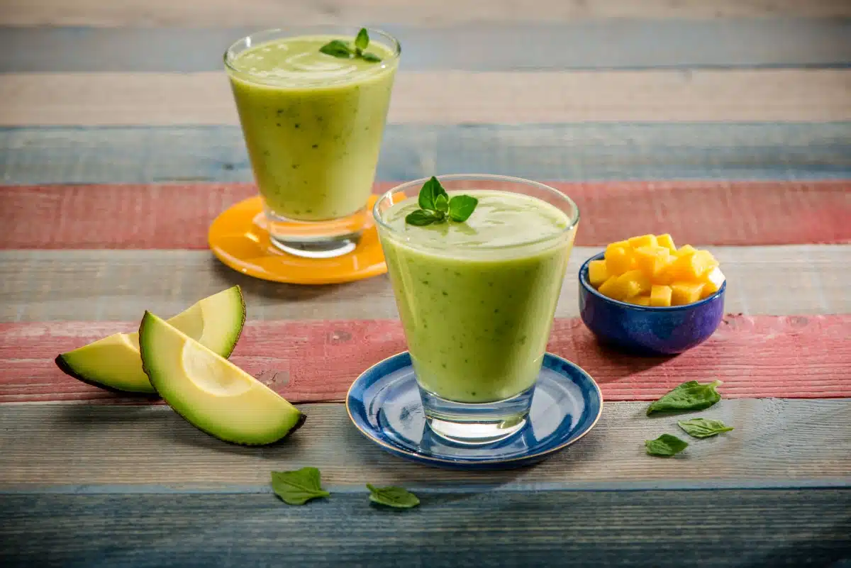 Licuado Verde con Aguacate y Mantequilla de Almendras