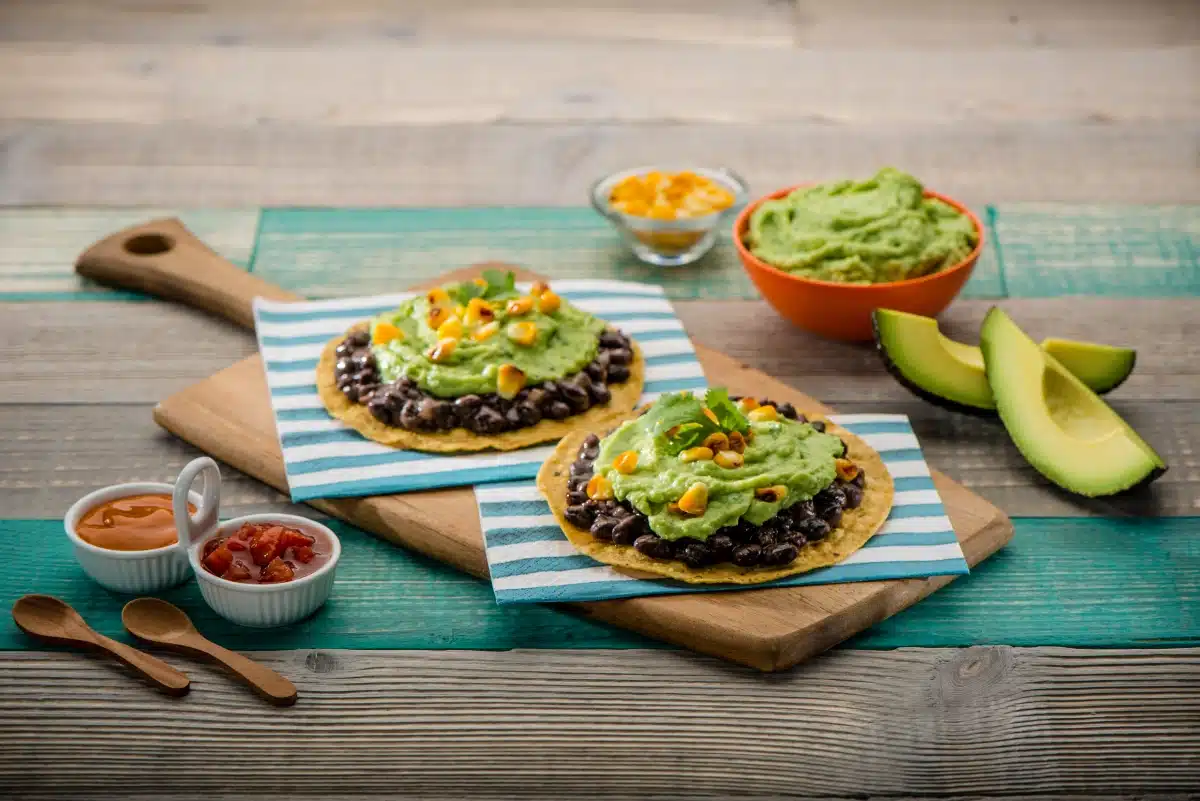 Tostadas De Aguacate y Frijoles Negros
