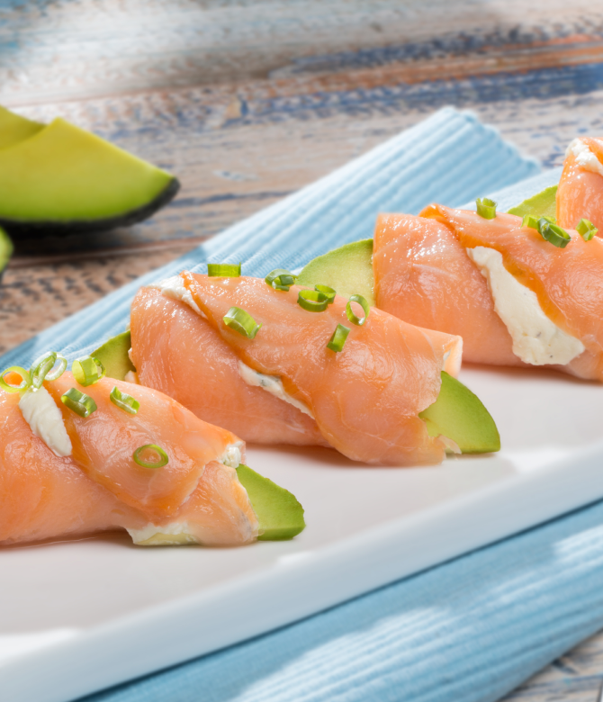 Rollitos de Salmon Ahumando Rellenos con Aguacate