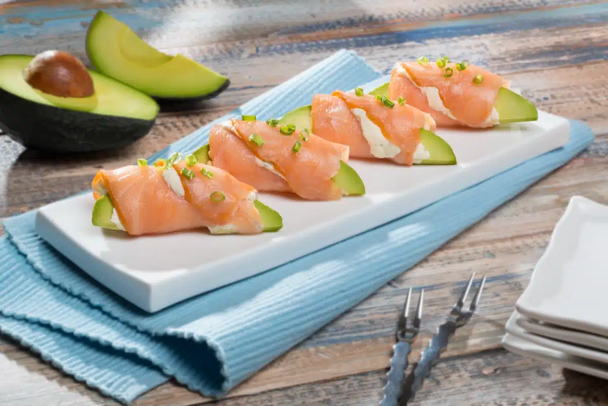 Rollitos de Salmon Ahumando Rellenos con Aguacate