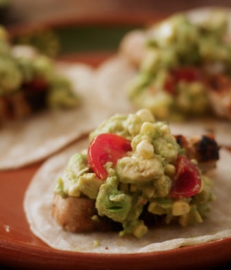 TACOS DE LIMA – POLLO Y AGUACATE CON GUACAMOLE DE MAÍZ