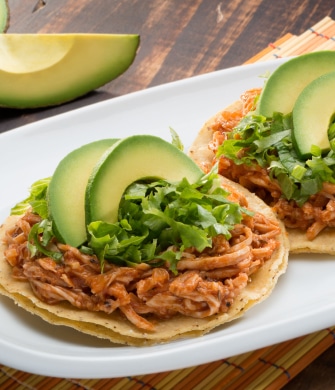 TOSTADAS DE TINGA DE POLLO Y AGUACATE