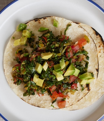 HUEVOS REVUELTOS DE AGUACATE CON VERDURAS, CHILES, CEBOLLÍN Y TOMATE